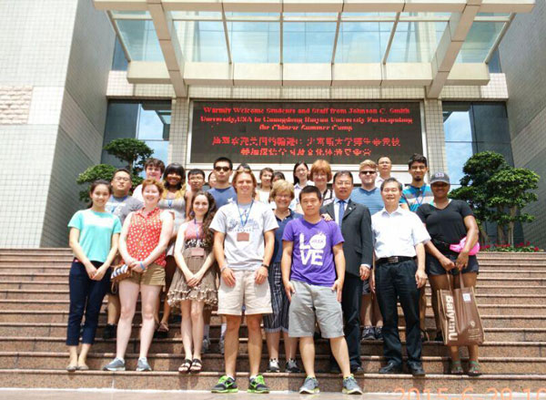 加入暑期汉语培训班的美国大学生在白云学院图书馆前合影留念 加入暑期汉语培训班的美国大学生在白云学院图书馆前合影留念