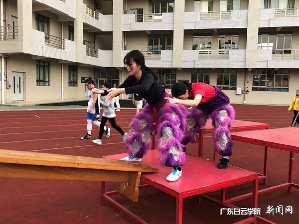 v2veo4Oe_jw0qIbtpYyPL4UPg474L4UDLSbw62P8c&oid=2103874463&tid=1341&nid=133461&e= ÌåÓý³¡ÉÏÅ®ÉúÃÇÔÚÊÜ¿àѵÁ·.jpg