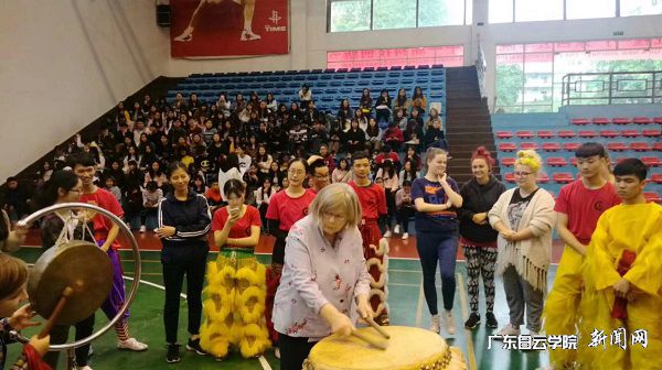 v2veo4Oe_jw0qIbtpYyPL4UPg474L4UDLSbw62P8c&oid=2103874463&tid=1341&nid=133461&e= Íâ¹úʦÉúÔÚѵÁ·»÷¹Ä.jpg