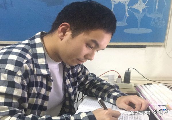 v2veo4Oe_jw0qIbtpYyPL4UPg4-iM49sLSbw6258c&oid=2103874463&tid=1341&nid=257871&e= 余政寰同砚网课学习举行时.jpg